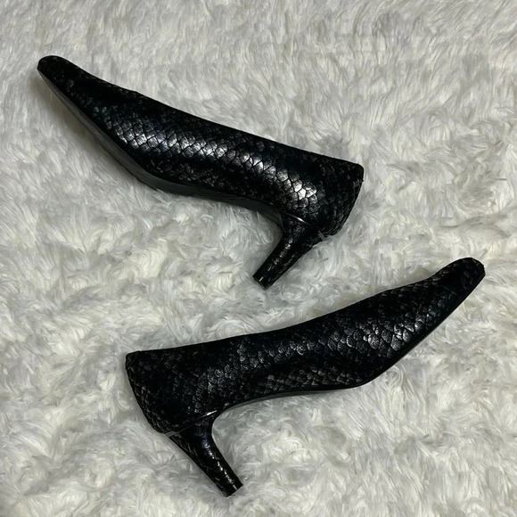Van Eli | Black Snake Print Low Pump - Picture 4 of 9